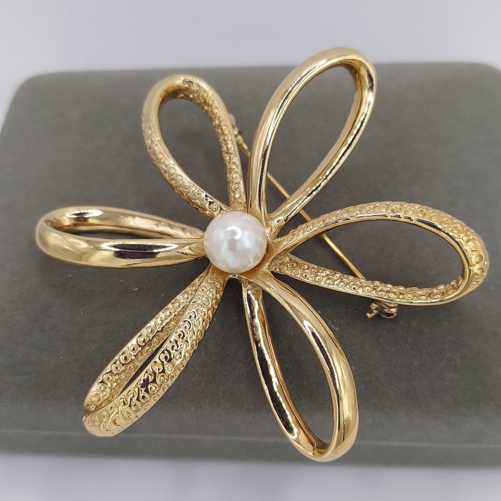 STUNNING PEARL & GOLD BROOCH